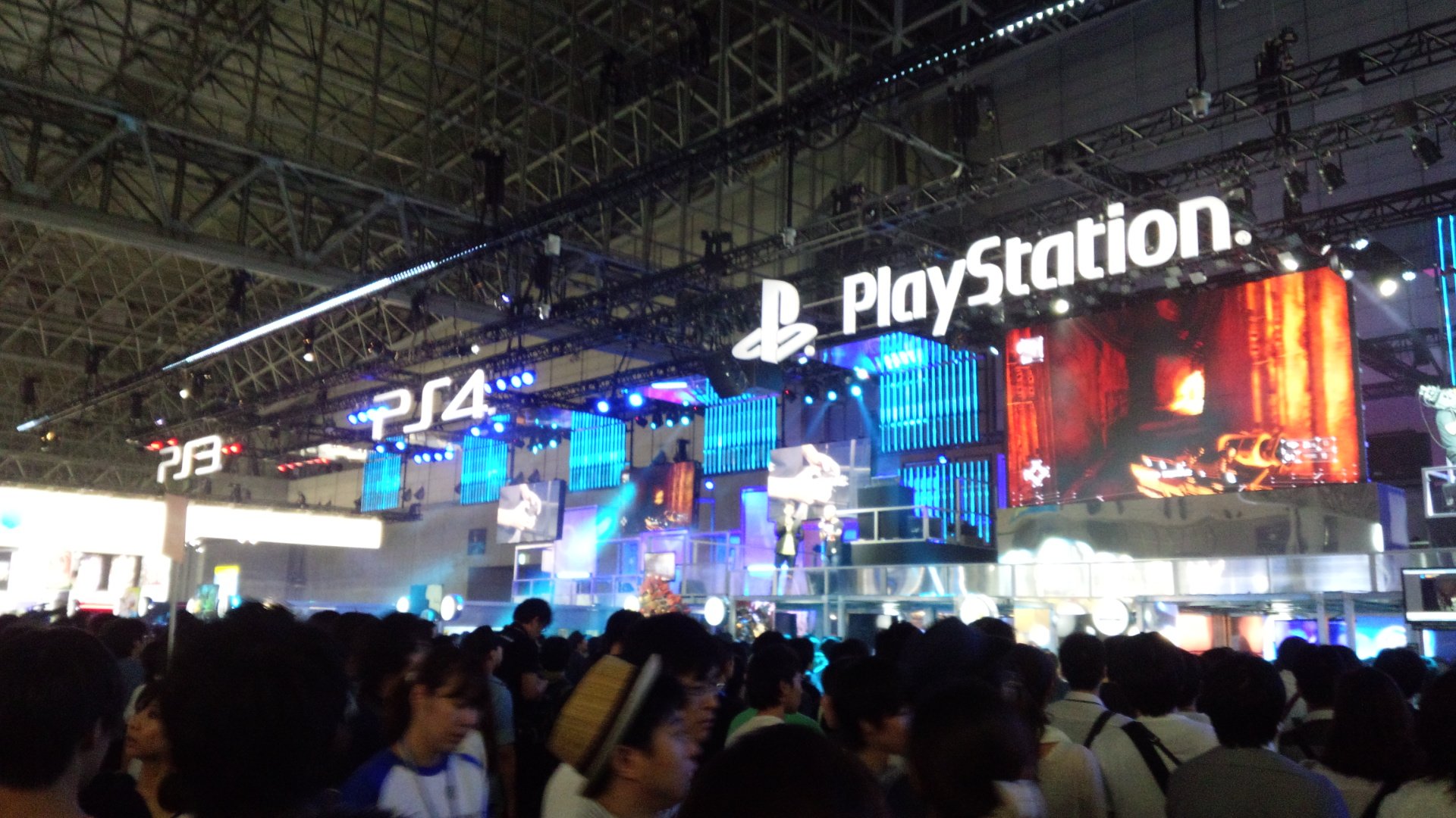 playstation-4-slim-tokyo